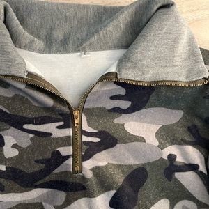 Women’s Small Quarter Zip Pull Over